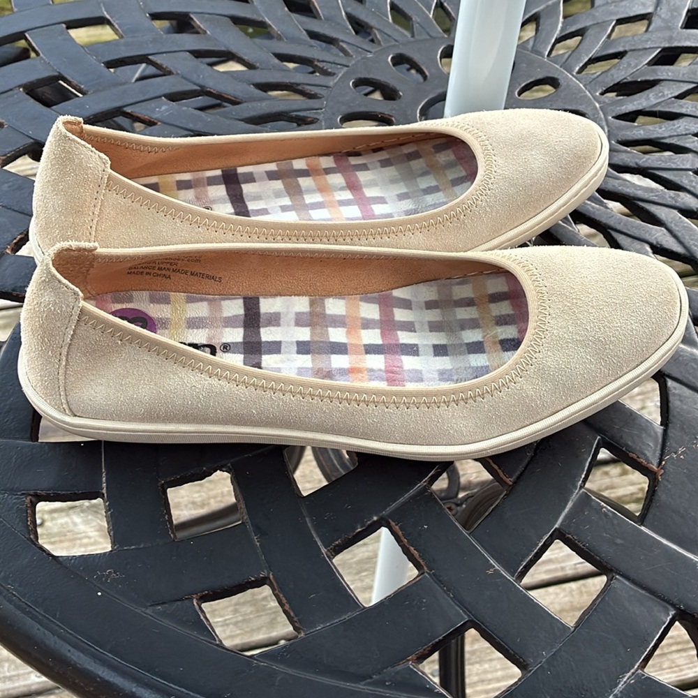 Women's Born shoes size 8.5 suede creamTan Flats very good worn twice preloved
